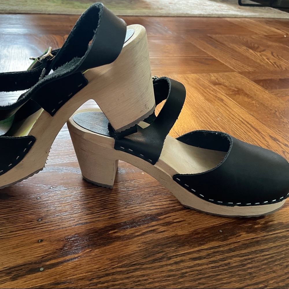 Mint condition lotta clogs